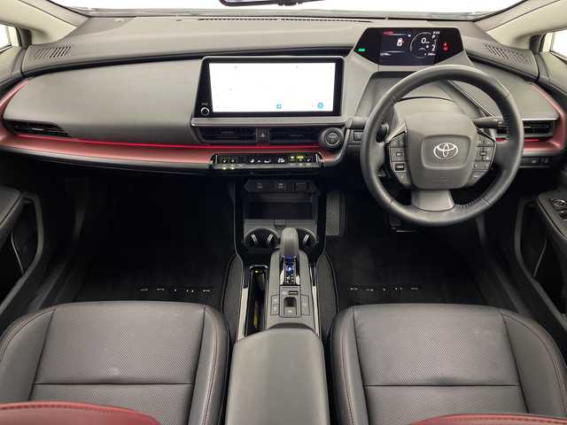 トヨタ プリウス Z 鹿児島県 2023(令5)年 1.3万km プラチナホワイトパールマイカ ワンオーナー/純正12.3型ディスプレイオーディオ/トヨタチームメイト（アドバンストパーク）/パノラミックビューモニター/黒革シート/パワーシート/シートヒーター/ベンチレーション/ステアリングヒーター/パワーバックドア/セーフティセンス/・プリクラッシュセーフティ/・レーントレーシングアシスト/・レーダークルーズコントロール/・アダプティブハイビーム/・プロアクティブドライビングアシスト/ブラインドスポットモニター/パーキングサポートブレーキ/AC100V/1500W電源/ETC2.0/USB入力端子/純正19インチアルミホイール（195/50/R19)/エアバック（運転席/助手席/サイド）