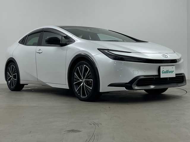 トヨタ プリウス Z 鹿児島県 2023(令5)年 1.3万km プラチナホワイトパールマイカ ワンオーナー/純正12.3型ディスプレイオーディオ/トヨタチームメイト（アドバンストパーク）/パノラミックビューモニター/黒革シート/パワーシート/シートヒーター/ベンチレーション/ステアリングヒーター/パワーバックドア/セーフティセンス/・プリクラッシュセーフティ/・レーントレーシングアシスト/・レーダークルーズコントロール/・アダプティブハイビーム/・プロアクティブドライビングアシスト/ブラインドスポットモニター/パーキングサポートブレーキ/AC100V/1500W電源/ETC2.0/USB入力端子/純正19インチアルミホイール（195/50/R19)/エアバック（運転席/助手席/サイド）