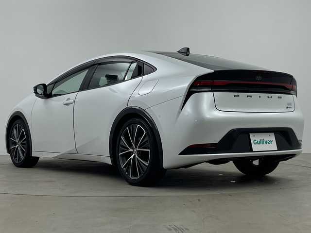 トヨタ プリウス Z 鹿児島県 2023(令5)年 1.3万km プラチナホワイトパールマイカ ワンオーナー/純正12.3型ディスプレイオーディオ/トヨタチームメイト（アドバンストパーク）/パノラミックビューモニター/黒革シート/パワーシート/シートヒーター/ベンチレーション/ステアリングヒーター/パワーバックドア/セーフティセンス/・プリクラッシュセーフティ/・レーントレーシングアシスト/・レーダークルーズコントロール/・アダプティブハイビーム/・プロアクティブドライビングアシスト/ブラインドスポットモニター/パーキングサポートブレーキ/AC100V/1500W電源/ETC2.0/USB入力端子/純正19インチアルミホイール（195/50/R19)/エアバック（運転席/助手席/サイド）