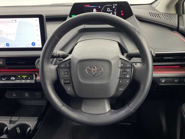 トヨタ プリウス Z 鹿児島県 2023(令5)年 1.3万km プラチナホワイトパールマイカ ワンオーナー/純正12.3型ディスプレイオーディオ/トヨタチームメイト（アドバンストパーク）/パノラミックビューモニター/黒革シート/パワーシート/シートヒーター/ベンチレーション/ステアリングヒーター/パワーバックドア/セーフティセンス/・プリクラッシュセーフティ/・レーントレーシングアシスト/・レーダークルーズコントロール/・アダプティブハイビーム/・プロアクティブドライビングアシスト/ブラインドスポットモニター/パーキングサポートブレーキ/AC100V/1500W電源/ETC2.0/USB入力端子/純正19インチアルミホイール（195/50/R19)/エアバック（運転席/助手席/サイド）