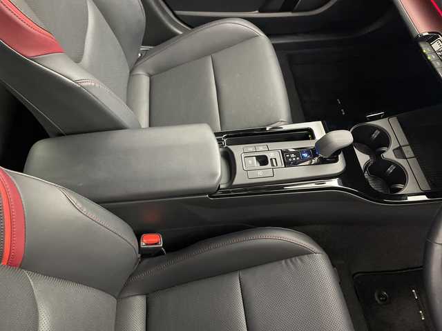 トヨタ プリウス Z 鹿児島県 2023(令5)年 1.3万km プラチナホワイトパールマイカ ワンオーナー/純正12.3型ディスプレイオーディオ/トヨタチームメイト（アドバンストパーク）/パノラミックビューモニター/黒革シート/パワーシート/シートヒーター/ベンチレーション/ステアリングヒーター/パワーバックドア/セーフティセンス/・プリクラッシュセーフティ/・レーントレーシングアシスト/・レーダークルーズコントロール/・アダプティブハイビーム/・プロアクティブドライビングアシスト/ブラインドスポットモニター/パーキングサポートブレーキ/AC100V/1500W電源/ETC2.0/USB入力端子/純正19インチアルミホイール（195/50/R19)/エアバック（運転席/助手席/サイド）