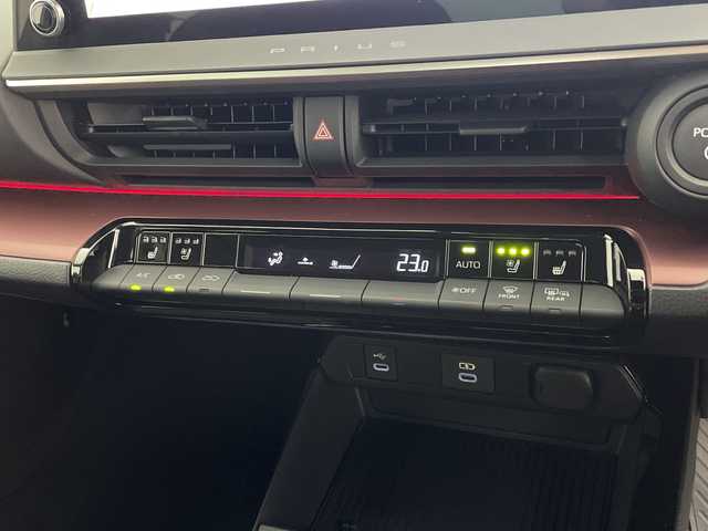 トヨタ プリウス Z 鹿児島県 2023(令5)年 1.3万km プラチナホワイトパールマイカ ワンオーナー/純正12.3型ディスプレイオーディオ/トヨタチームメイト（アドバンストパーク）/パノラミックビューモニター/黒革シート/パワーシート/シートヒーター/ベンチレーション/ステアリングヒーター/パワーバックドア/セーフティセンス/・プリクラッシュセーフティ/・レーントレーシングアシスト/・レーダークルーズコントロール/・アダプティブハイビーム/・プロアクティブドライビングアシスト/ブラインドスポットモニター/パーキングサポートブレーキ/AC100V/1500W電源/ETC2.0/USB入力端子/純正19インチアルミホイール（195/50/R19)/エアバック（運転席/助手席/サイド）