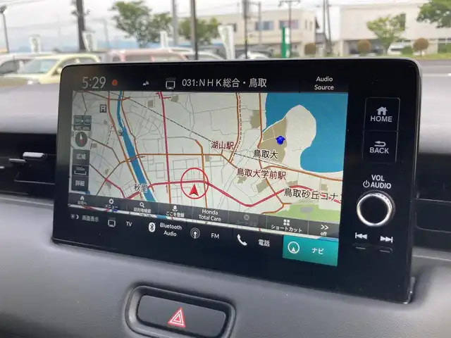 ホンダ ヴェゼル ハイブリッド e:HEV Z 鳥取県 2021(令3)年 0.5万km プレミアムサンライトホワイトパール 4・W・D/ワンオーナー/純正9インチナビ/フルセグ/BT/USB/マルチビューカメラシステム/ホンダセンシング/レーダークルーズコントロール/前後ドライブレコーダー・ETC2.0/ハーフレザーシート/前席シートヒーター/ステアリングヒーター/LEDヘットライト/純正18インチアルミホイール/ワイヤレス充電機能/プッシュエンジンスタート/スマートキー×2/フロアマット・ドアバイザー