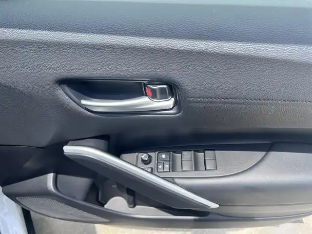 トヨタ カローラ クロス ハイブリッド Z 広島県 2023(令5)年 2.3万km プラチナホワイトパールマイカ ○走行距離：22468km（入庫時）/ワンオーナー/純正9インチディスプレイ・ナビ/フルセグTV・パノラミックビュー/ブラインドスポットモニター/ガラスルーフ/モデリスタエアロ/パワーバックドア/フロントシートヒーター/パワーシート/セーフティセンス/LEDヘッドライト/LEDフォグライト/保証書あり/取り扱い説明書あり/スペア（スマートキー）あり