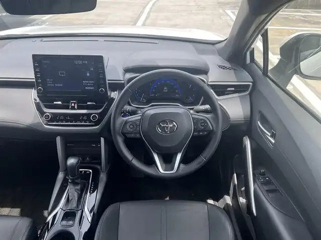 トヨタ カローラ クロス ハイブリッド Z 広島県 2023(令5)年 2.3万km プラチナホワイトパールマイカ ○走行距離：22468km（入庫時）/ワンオーナー/純正9インチディスプレイ・ナビ/フルセグTV・パノラミックビュー/ブラインドスポットモニター/ガラスルーフ/モデリスタエアロ/パワーバックドア/フロントシートヒーター/パワーシート/セーフティセンス/LEDヘッドライト/LEDフォグライト/保証書あり/取り扱い説明書あり/スペア（スマートキー）あり