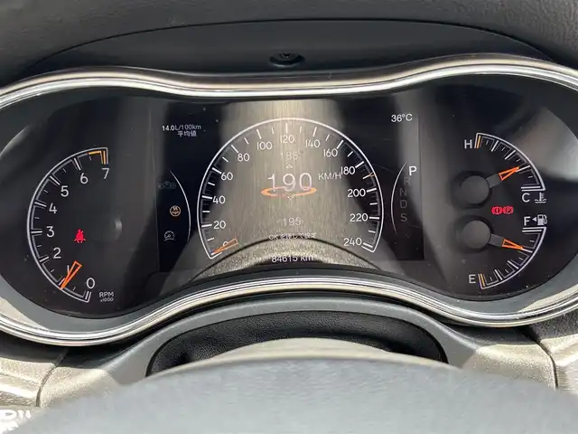 クライスラー・ジープ ジープ グランドチェロキー ラレード 熊本県 2016(平28)年 8.5万km 黒 純正ナビ/・FM/CD/DVD/SD/AUX/USB/BT/・フルセグTV/バックカメラ/パークセンス機能/ダウンヒルアシスト/横滑り防止機能/前後コーナーセンサー/クルーズコントロール/革巻きステアリング/・ステアリングリモコン/・パドルシフト/オートライト/・フォグランプ/・ヘッドライトレベライザー/・HIDライト/D/Nパワーシート/・シートカバー/電動格納ミラー/・ウィンカーミラー/・ミラーヒーター/ルーフレール/トノカバー/純正ドアバイザー/純正フロアマット/純正アルミホイール/４WD/スマートキー/・スペアキー