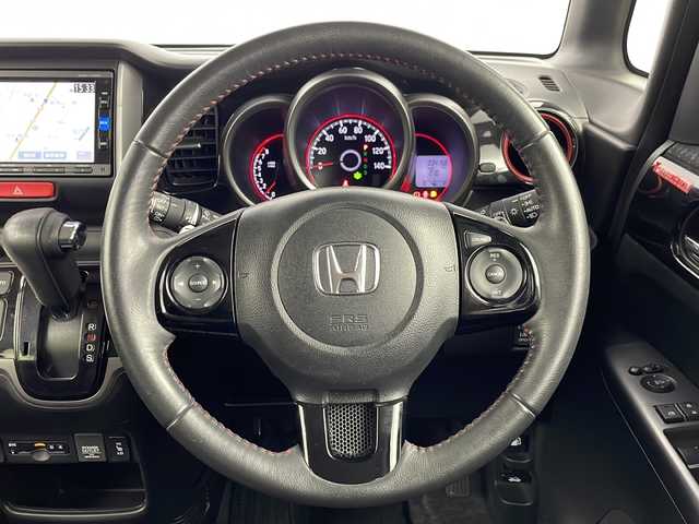 ホンダ Ｎ ＢＯＸ カスタム G ターボSSパッケージ 埼玉県 2017(平29)年 3.5万km 赤／黒 純正ナビ　VXM-174VFi/(Bluetooth/USB/CD/DVD/AM/FM)/地デジフルセグ/バックカメラ/ETC/クルーズコントロール/パドルシフト/運転席・助手席シートヒーター/車速連動バリアブル間欠ワイパー/あんしんパッケージ/・低速域衝突軽減ブレーキ/・誤発進抑制機能/・サイド・カーテンエアバッグ/360°スーパーUV・IRカットパッケージ/LEDフォグライト＋LEDポジションランプ＋フォグライトガーニッシュ/ロールサンシェード/両側パワースライドドア/プッシュスタート/ステアリングリモコン/ウィンカーミラー/純正フロアマット/純正ドアバイザー/純正15インチアルミホイール