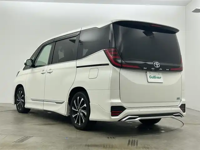 トヨタ ノア ハイブリッド S－Z 岡山県 2023(令5)年 1.2万km ホワイトパールクリスタルシャイン 純正10.5インチナビ/・地デジ/Bluetooth/DVD/CD/HDMI/パノラミックビューモニター/快適利便パッケージ/モデリスタエアロ /ブラインドスポットモニター/ビルトインETC2.0/両側パワースライドドア/ハーフレザーシート /シートヒーター /ステアリングヒーター/三眼LEDライト/ユニバーサルステップ/アドバンストパーク/パワーバックドア /オットマン/オートライト/オートハイビーム /レーダークルーズコントロール/プッシュスタート /スマートキー/純正17インチアルミホイール/新車保証書/取扱説明書