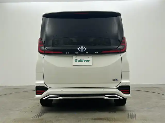 トヨタ ノア ハイブリッド S－Z 岡山県 2023(令5)年 1.2万km ホワイトパールクリスタルシャイン 純正10.5インチナビ/・地デジ/Bluetooth/DVD/CD/HDMI/パノラミックビューモニター/快適利便パッケージ/モデリスタエアロ /ブラインドスポットモニター/ビルトインETC2.0/両側パワースライドドア/ハーフレザーシート /シートヒーター /ステアリングヒーター/三眼LEDライト/ユニバーサルステップ/アドバンストパーク/パワーバックドア /オットマン/オートライト/オートハイビーム /レーダークルーズコントロール/プッシュスタート /スマートキー/純正17インチアルミホイール/新車保証書/取扱説明書