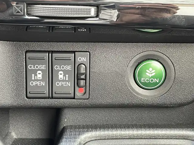ホンダ ステップワゴン スパーダ ホンダセンシング 青森県 2018(平30)年 5.7万km プレミアムスパークルブラックパール AIS4.5点/ワンオーナー/４WD/純正Gathersナビ/AM/FM/CD/DVD/フルセグ/Bluetooth/USB/SD/Apple car play/寒冷地仕様/純正エンジンスターター/ステアリングスイッチ/ホンダセンシング/・衝突軽減ブレーキシステム/・誤発進抑制機能/・歩行者事故低減ステアリング/・アダプティブ・クルーズ・コントロール/・先行車発進お知らせ機能/・オートハイビーム/シートヒーター/両側パワースライドドア/バックカメラ/ビルトインETC/スペアキー/LEDヘッドライト/純正フロアマット/純正AW冬タイヤ車載/取扱説明書/保証書
