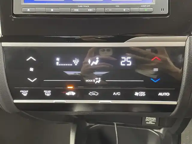 ホンダ フィット ハイブリット F 千葉県 2018(平30)年 7.5万km タフタホワイトⅢ ホンダセンシング/・衝突軽減ブレーキ/・誤発進抑制機能/・歩行者事故低減ステアリング/・路外逸脱抑制機能/・アダプティブ・クルーズ・コントロール/・車線維持支援システム/・先行車発進お知らせ機能/・標識認識機能/純正7インチメモリーナビ/・CD/DVD再生/・Bluetooth接続/プッシュスタート/スマートキー/ドアバイザー/ヘッドライトレベライザー/純正フロアマット/ドアバイザー