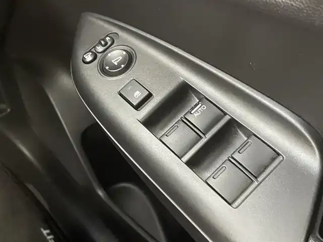 ホンダ フィット ハイブリット F 千葉県 2018(平30)年 7.5万km タフタホワイトⅢ ホンダセンシング/・衝突軽減ブレーキ/・誤発進抑制機能/・歩行者事故低減ステアリング/・路外逸脱抑制機能/・アダプティブ・クルーズ・コントロール/・車線維持支援システム/・先行車発進お知らせ機能/・標識認識機能/純正7インチメモリーナビ/・CD/DVD再生/・Bluetooth接続/プッシュスタート/スマートキー/ドアバイザー/ヘッドライトレベライザー/純正フロアマット/ドアバイザー