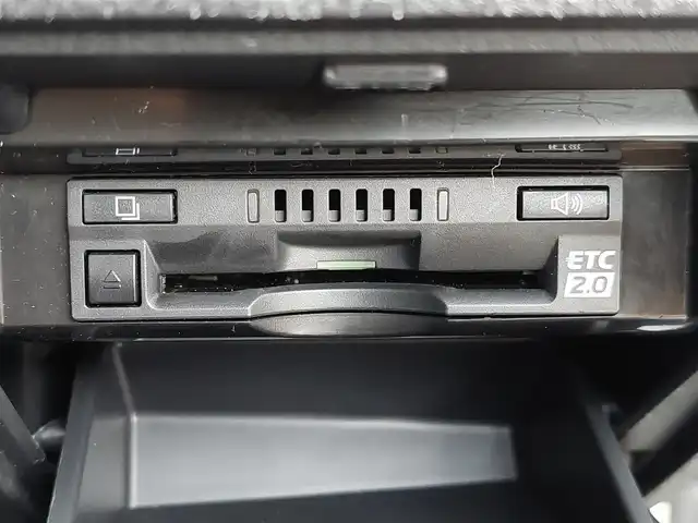 トヨタ カムリ WSレザーパッケージ 東京都 2018(平30)年 4.1万km プラチナホワイトパールマイカ TRDエアロ/JBLサウンドシステム/ヘッドアップディスプレイ/純正メーカーナビ/バックカメラ/ビルトインETC2.0/電動バックドア/パワーシート/シートヒーター/パドルシフト/LEDヘッドライト/スマートキー/Toyota Safety Sense/・プリクラッシュセーフティ/・レーンディパーチャーアラート/・オートマチックハイビーム/・レーダークルーズコントロール