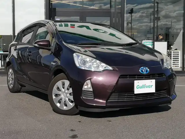 トヨタ アクア S 茨城県 2014(平26)年 3.2万km ディープアメジストマイカメタリック 純正ナビゲーション/ワンセグＴＶ/ＣＤ　ＤＶＤ/ＳＤ/ＡＵＸ/Ｂｌｕｅｔｏｏｔｈ/バックカメラ/ＥＴＣ/プッシュスタート/スマートキー/純正フロアマット/ドアバイザー/車両接近通報装置/取扱説明書/保証書/記録簿