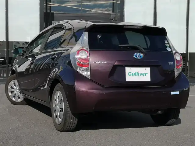 トヨタ アクア S 茨城県 2014(平26)年 3.2万km ディープアメジストマイカメタリック 純正ナビゲーション/ワンセグＴＶ/ＣＤ　ＤＶＤ/ＳＤ/ＡＵＸ/Ｂｌｕｅｔｏｏｔｈ/バックカメラ/ＥＴＣ/プッシュスタート/スマートキー/純正フロアマット/ドアバイザー/車両接近通報装置/取扱説明書/保証書/記録簿