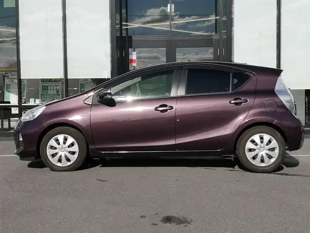 トヨタ アクア S 茨城県 2014(平26)年 3.2万km ディープアメジストマイカメタリック 純正ナビゲーション/ワンセグＴＶ/ＣＤ　ＤＶＤ/ＳＤ/ＡＵＸ/Ｂｌｕｅｔｏｏｔｈ/バックカメラ/ＥＴＣ/プッシュスタート/スマートキー/純正フロアマット/ドアバイザー/車両接近通報装置/取扱説明書/保証書/記録簿