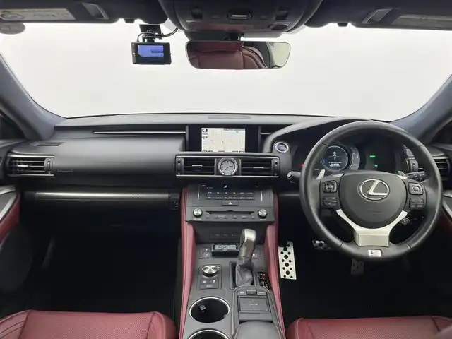 レクサス ＲＣ 300h Fスポーツ 群馬県 2015(平27)年 4.9万km スターライトブラックガラスフレーク レーダークルーズコントロール(ブレーキ制御付)/クリアランスソナー＆バックソナー/三眼フルLEDヘッドランプ(ロー・ハイビーム)＆LEDフロンターンシグナルランプ/ムーンルーフ(チルト＆アウタースライド式)/ブラインドスポットモニター/リヤトラフィックアラート/＝＝＝＝＝/純正7インチSDナビ/・AM/FM/CD/DVD/Blu-ray/SD/USB/AUX/Bluetooth/フルセグTV/アイドリングストップ/オートライト/”F SPORT”専用本革スポーツシート(運転席ポジションメモリー/運転席・助手席ベンチレーション機能)/前席パワーシート/シートヒーター/ステアリングヒーター/プッシュスタート/スマートキー