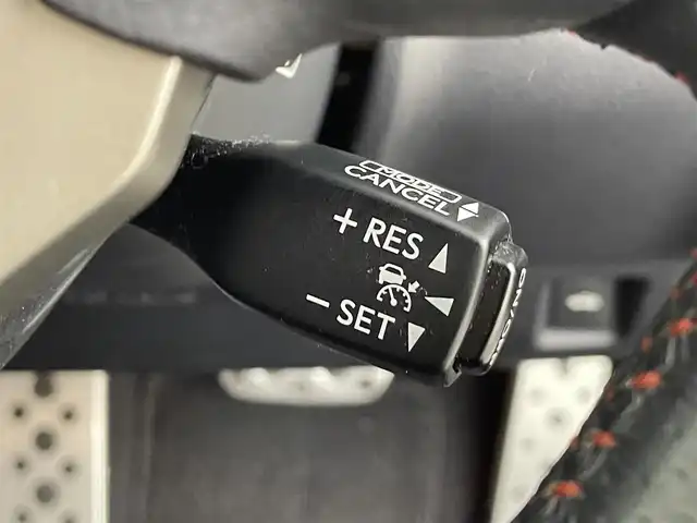 レクサス ＲＣ 300h Fスポーツ 群馬県 2015(平27)年 4.9万km スターライトブラックガラスフレーク レーダークルーズコントロール(ブレーキ制御付)/クリアランスソナー＆バックソナー/三眼フルLEDヘッドランプ(ロー・ハイビーム)＆LEDフロンターンシグナルランプ/ムーンルーフ(チルト＆アウタースライド式)/ブラインドスポットモニター/リヤトラフィックアラート/＝＝＝＝＝/純正7インチSDナビ/・AM/FM/CD/DVD/Blu-ray/SD/USB/AUX/Bluetooth/フルセグTV/アイドリングストップ/オートライト/”F SPORT”専用本革スポーツシート(運転席ポジションメモリー/運転席・助手席ベンチレーション機能)/前席パワーシート/シートヒーター/ステアリングヒーター/プッシュスタート/スマートキー