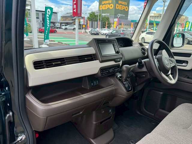 ホンダ Ｎ ＢＯＸ L 三重県 2023(令5)年 1.8万km ブリティッシュグリーンP ワンオーナー/ホンダセンシング/ギャザーズディスプレイオーデイオ(WX-211C)/バックカメラ/ドライブレコーダー/Wシートヒーター/LEDヘッドライト/パワースライドドア/レーダークルーズコントロール/ETC/スマートキー×2/ブレーキホールド/電動パーキングブレーキ/クリアランスソナー/純正フロアマット