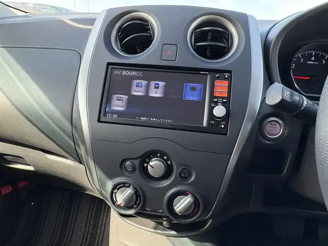 日産 ノート X 大分県 2015(平27)年 1.9万km ブリリアントシルバー ・ナビ(CD/SD/AUX/AM/FM)/・ワンセグテレビ/・衝突被害軽減ブレーキ/・レーンアシスト/・オートライト/・純正フロアマット/・スマートキー/・プッシュスタートボタン/・ドアバイザー/・アイドリングストップ