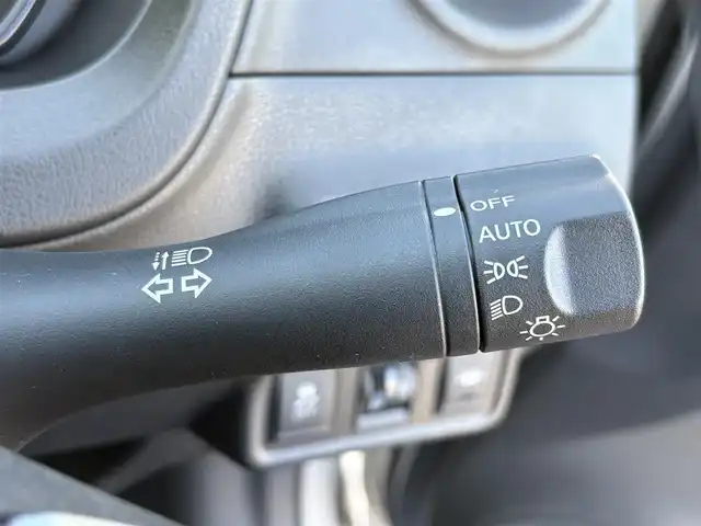 日産 ノート X 大分県 2015(平27)年 1.9万km ブリリアントシルバー ・ナビ(CD/SD/AUX/AM/FM)/・ワンセグテレビ/・衝突被害軽減ブレーキ/・レーンアシスト/・オートライト/・純正フロアマット/・スマートキー/・プッシュスタートボタン/・ドアバイザー/・アイドリングストップ