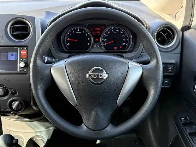 日産 ノート X 大分県 2015(平27)年 1.9万km ブリリアントシルバー ・ナビ(CD/SD/AUX/AM/FM)/・ワンセグテレビ/・衝突被害軽減ブレーキ/・レーンアシスト/・オートライト/・純正フロアマット/・スマートキー/・プッシュスタートボタン/・ドアバイザー/・アイドリングストップ