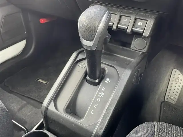 スズキ ジムニー XC 島根県 2020(令2)年 4.2万km ピュアホワイトP 登録時走行距離41175km/取扱説明書/保証書/KENWOODナビ(Bluetooth・AM・FM・CD・DVD)/フルセグテレビ/バックカメラ/前席シートヒーター/ドライブレコーダー/ビルトインETC/純正フロアマット/純正AW16インチ/オートライト/ダブル・サイド・カーテンエアバッグ/スマートキー(スペアキー×1)/禁煙車/タイヤ付き