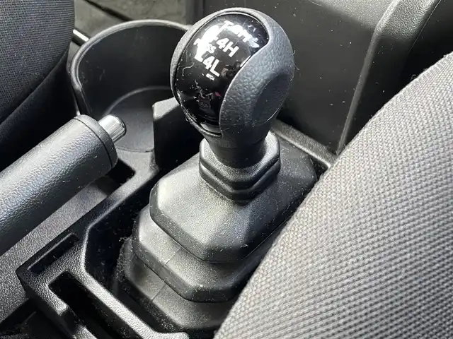 スズキ ジムニー XC 島根県 2020(令2)年 4.2万km ピュアホワイトP 登録時走行距離41175km/取扱説明書/保証書/KENWOODナビ(Bluetooth・AM・FM・CD・DVD)/フルセグテレビ/バックカメラ/前席シートヒーター/ドライブレコーダー/ビルトインETC/純正フロアマット/純正AW16インチ/オートライト/ダブル・サイド・カーテンエアバッグ/スマートキー(スペアキー×1)/禁煙車/タイヤ付き