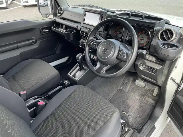 スズキ ジムニー XC 島根県 2020(令2)年 4.2万km ピュアホワイトP 登録時走行距離41175km/取扱説明書/保証書/KENWOODナビ(Bluetooth・AM・FM・CD・DVD)/フルセグテレビ/バックカメラ/前席シートヒーター/ドライブレコーダー/ビルトインETC/純正フロアマット/純正AW16インチ/オートライト/ダブル・サイド・カーテンエアバッグ/スマートキー(スペアキー×1)/禁煙車/タイヤ付き