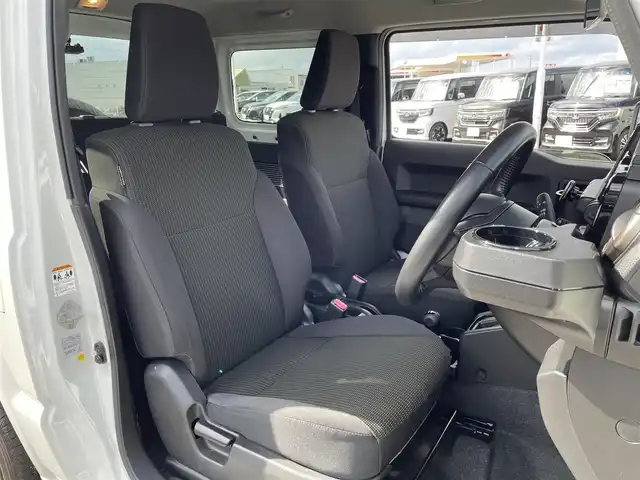 スズキ ジムニー XC 島根県 2020(令2)年 4.2万km ピュアホワイトP 登録時走行距離41175km/取扱説明書/保証書/KENWOODナビ(Bluetooth・AM・FM・CD・DVD)/フルセグテレビ/バックカメラ/前席シートヒーター/ドライブレコーダー/ビルトインETC/純正フロアマット/純正AW16インチ/オートライト/ダブル・サイド・カーテンエアバッグ/スマートキー(スペアキー×1)/禁煙車/タイヤ付き