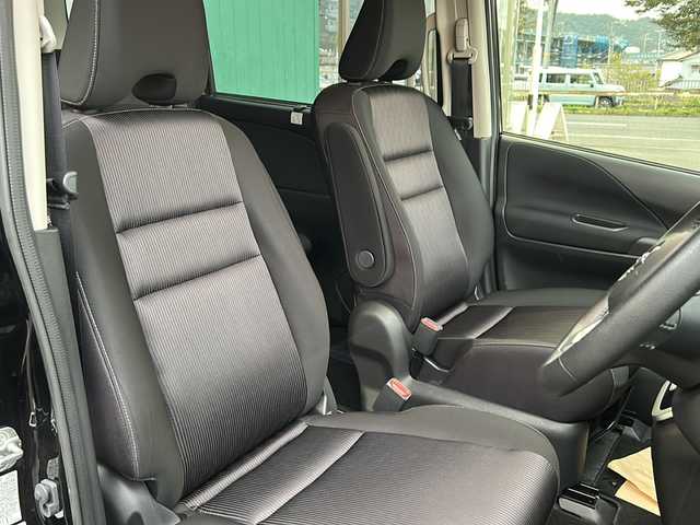 日産 セレナ ハイウェイスター Vセレクション 京都府 2018(平30)年 3.7万km ダイヤモンドブラック 純正９インチナビ　アラウンドビューモニター　両側パワースライドドア　クルーズコントロール　ドライブレコーダー　ＬＥＤヘッドライト　コーナーセンサー　ＥＴＣ　スマートキー