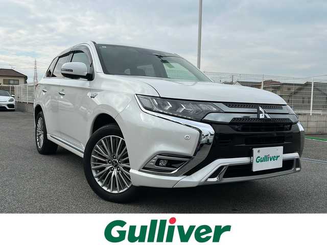 三菱 アウトランダー ＰＨＥＶ G 兵庫県 2019(令1)年 8.3万km シルキーホワイト 保証書・取説・有/社外ALPINE SDメモリーナビ・FM・AM・BT・TV(ワンセグ)/前後方ドライブレコーダー/マルチアラウンドモニター/ETC/追従式クルーズコントロール/パドルシフト/寒冷地仕様/前席シートヒーター/ステアリングヒーター/ステアリングリモコン/FCM(衝突被害軽減ブレーキ)/電動パーキングブレーキ/オートブレーキホールド/誤発進抑制機能/LDM(車線逸脱警報システム)/コーナーセンサー/車両接近通知音/パワーバックドア/運転席パワーシート/プッシュスタート/横滑り防止装置/電格ミラー/純正フロアマット/純正ドアバイザー/スマートキー×１