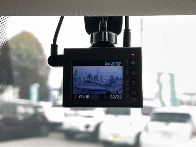 三菱 アウトランダー ＰＨＥＶ G 兵庫県 2019(令1)年 8.3万km シルキーホワイト 保証書・取説・有/社外ALPINE SDメモリーナビ・FM・AM・BT・TV(ワンセグ)/前後方ドライブレコーダー/マルチアラウンドモニター/ETC/追従式クルーズコントロール/パドルシフト/寒冷地仕様/前席シートヒーター/ステアリングヒーター/ステアリングリモコン/FCM(衝突被害軽減ブレーキ)/電動パーキングブレーキ/オートブレーキホールド/誤発進抑制機能/LDM(車線逸脱警報システム)/コーナーセンサー/車両接近通知音/パワーバックドア/運転席パワーシート/プッシュスタート/横滑り防止装置/電格ミラー/純正フロアマット/純正ドアバイザー/スマートキー×１