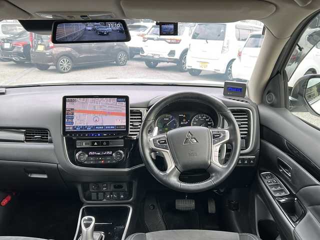 三菱 アウトランダー ＰＨＥＶ G 兵庫県 2019(令1)年 8.3万km シルキーホワイト 保証書・取説・有/社外ALPINE SDメモリーナビ・FM・AM・BT・TV(ワンセグ)/前後方ドライブレコーダー/マルチアラウンドモニター/ETC/追従式クルーズコントロール/パドルシフト/寒冷地仕様/前席シートヒーター/ステアリングヒーター/ステアリングリモコン/FCM(衝突被害軽減ブレーキ)/電動パーキングブレーキ/オートブレーキホールド/誤発進抑制機能/LDM(車線逸脱警報システム)/コーナーセンサー/車両接近通知音/パワーバックドア/運転席パワーシート/プッシュスタート/横滑り防止装置/電格ミラー/純正フロアマット/純正ドアバイザー/スマートキー×１