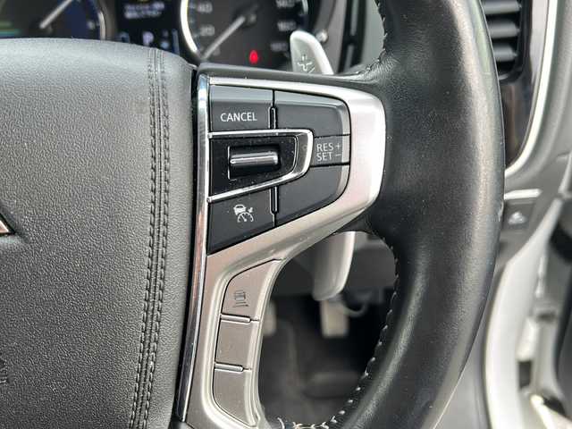 三菱 アウトランダー ＰＨＥＶ G 兵庫県 2019(令1)年 8.3万km シルキーホワイト 保証書・取説・有/社外ALPINE SDメモリーナビ・FM・AM・BT・TV(ワンセグ)/前後方ドライブレコーダー/マルチアラウンドモニター/ETC/追従式クルーズコントロール/パドルシフト/寒冷地仕様/前席シートヒーター/ステアリングヒーター/ステアリングリモコン/FCM(衝突被害軽減ブレーキ)/電動パーキングブレーキ/オートブレーキホールド/誤発進抑制機能/LDM(車線逸脱警報システム)/コーナーセンサー/車両接近通知音/パワーバックドア/運転席パワーシート/プッシュスタート/横滑り防止装置/電格ミラー/純正フロアマット/純正ドアバイザー/スマートキー×１