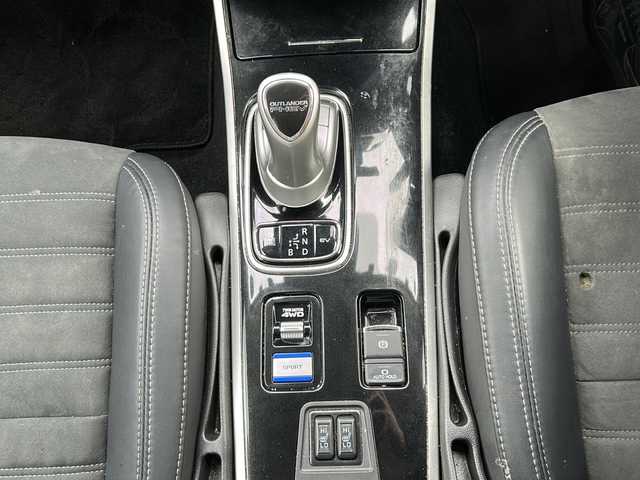 三菱 アウトランダー ＰＨＥＶ G 兵庫県 2019(令1)年 8.3万km シルキーホワイト 保証書・取説・有/社外ALPINE SDメモリーナビ・FM・AM・BT・TV(ワンセグ)/前後方ドライブレコーダー/マルチアラウンドモニター/ETC/追従式クルーズコントロール/パドルシフト/寒冷地仕様/前席シートヒーター/ステアリングヒーター/ステアリングリモコン/FCM(衝突被害軽減ブレーキ)/電動パーキングブレーキ/オートブレーキホールド/誤発進抑制機能/LDM(車線逸脱警報システム)/コーナーセンサー/車両接近通知音/パワーバックドア/運転席パワーシート/プッシュスタート/横滑り防止装置/電格ミラー/純正フロアマット/純正ドアバイザー/スマートキー×１