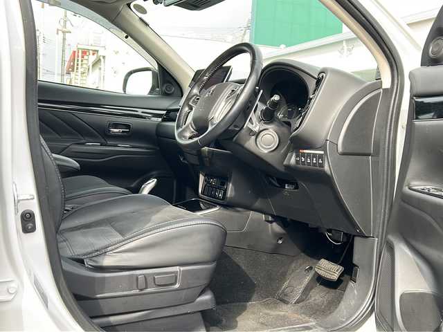 三菱 アウトランダー ＰＨＥＶ G 兵庫県 2019(令1)年 8.3万km シルキーホワイト 保証書・取説・有/社外ALPINE SDメモリーナビ・FM・AM・BT・TV(ワンセグ)/前後方ドライブレコーダー/マルチアラウンドモニター/ETC/追従式クルーズコントロール/パドルシフト/寒冷地仕様/前席シートヒーター/ステアリングヒーター/ステアリングリモコン/FCM(衝突被害軽減ブレーキ)/電動パーキングブレーキ/オートブレーキホールド/誤発進抑制機能/LDM(車線逸脱警報システム)/コーナーセンサー/車両接近通知音/パワーバックドア/運転席パワーシート/プッシュスタート/横滑り防止装置/電格ミラー/純正フロアマット/純正ドアバイザー/スマートキー×１