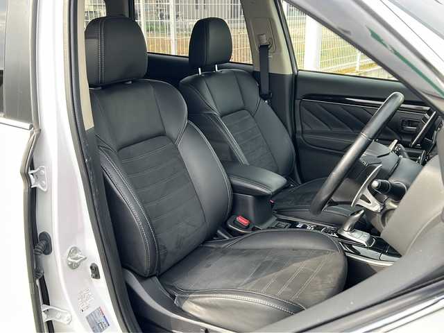 三菱 アウトランダー ＰＨＥＶ G 兵庫県 2019(令1)年 8.3万km シルキーホワイト 保証書・取説・有/社外ALPINE SDメモリーナビ・FM・AM・BT・TV(ワンセグ)/前後方ドライブレコーダー/マルチアラウンドモニター/ETC/追従式クルーズコントロール/パドルシフト/寒冷地仕様/前席シートヒーター/ステアリングヒーター/ステアリングリモコン/FCM(衝突被害軽減ブレーキ)/電動パーキングブレーキ/オートブレーキホールド/誤発進抑制機能/LDM(車線逸脱警報システム)/コーナーセンサー/車両接近通知音/パワーバックドア/運転席パワーシート/プッシュスタート/横滑り防止装置/電格ミラー/純正フロアマット/純正ドアバイザー/スマートキー×１