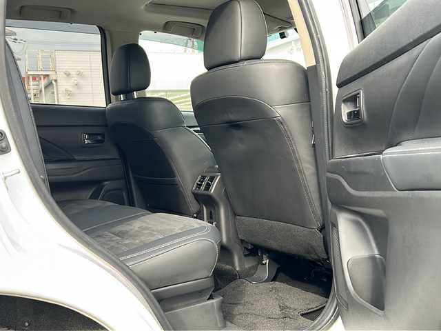 三菱 アウトランダー ＰＨＥＶ G 兵庫県 2019(令1)年 8.3万km シルキーホワイト 保証書・取説・有/社外ALPINE SDメモリーナビ・FM・AM・BT・TV(ワンセグ)/前後方ドライブレコーダー/マルチアラウンドモニター/ETC/追従式クルーズコントロール/パドルシフト/寒冷地仕様/前席シートヒーター/ステアリングヒーター/ステアリングリモコン/FCM(衝突被害軽減ブレーキ)/電動パーキングブレーキ/オートブレーキホールド/誤発進抑制機能/LDM(車線逸脱警報システム)/コーナーセンサー/車両接近通知音/パワーバックドア/運転席パワーシート/プッシュスタート/横滑り防止装置/電格ミラー/純正フロアマット/純正ドアバイザー/スマートキー×１