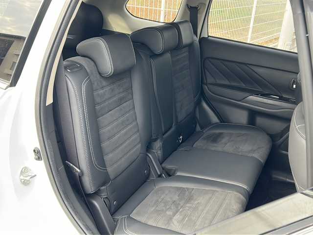 三菱 アウトランダー ＰＨＥＶ G 兵庫県 2019(令1)年 8.3万km シルキーホワイト 保証書・取説・有/社外ALPINE SDメモリーナビ・FM・AM・BT・TV(ワンセグ)/前後方ドライブレコーダー/マルチアラウンドモニター/ETC/追従式クルーズコントロール/パドルシフト/寒冷地仕様/前席シートヒーター/ステアリングヒーター/ステアリングリモコン/FCM(衝突被害軽減ブレーキ)/電動パーキングブレーキ/オートブレーキホールド/誤発進抑制機能/LDM(車線逸脱警報システム)/コーナーセンサー/車両接近通知音/パワーバックドア/運転席パワーシート/プッシュスタート/横滑り防止装置/電格ミラー/純正フロアマット/純正ドアバイザー/スマートキー×１