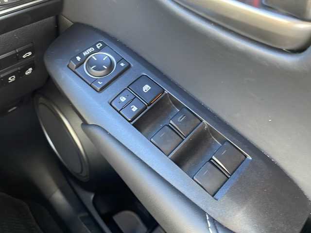 レクサス ＮＸ 300h Fスポーツ 沖縄県 2016(平28)年 9.6万km ホワイトノーヴァガラスフレーク メーカーオプションナビ/フルセグＴＶ/オーディオ（Ｂｌｕｅｔｏｏｔｈ、ＤＶＤ、ＣＤ、ＳＤ）/パワーバックドア/サンルーフ/バック／サイドカメラ/レザーシート/レーダークルーズコントロール/電動メモリーシート/LEDヘッドライト/フォグライト