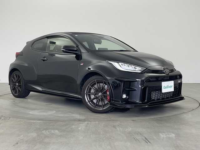 トヨタ ＧＲヤリス RZ ハイパフォーマンス 兵庫県 2021(令3)年 4.3万km プレシャスブラックパール ・トヨタセーフティセンス/・プリクラッシュセーフティー/・レーントレーシングアシスト/・レーダークルーズコントロール/・オートマチックハイビーム/・ロードサインアシスト/・先行車発進告知/・セカンダリーコリジョンブレーキ/・ブラインドスポットモニター/・ヘッドアップディスプレイ/・コンフォートパッケージ/・JBLサウンド＋アクティブノイズコントロール/・前席シートヒーター/・ステアリングヒーター/・純正8型ナビ＆TV＆BT＆USB＆Miracast/・バックカメラ/・純正前ドライブレコーダー/・スマートキー/・スペアキー/・プッシュスタート/・LEDライト/・LEDフォグ/・オートライト/・GR専用カラードキャリパー/・GR専用18インチアルミホイール/・GR専用ハーフレザーシート/・本革巻き3本スポークステアリング/・ステアリングスイッチ/・ビルトインETC2.0/・純正フロアマット/・ドアバイザー