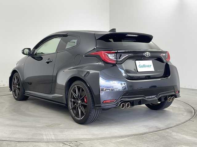 トヨタ ＧＲヤリス RZ ハイパフォーマンス 兵庫県 2021(令3)年 4.3万km プレシャスブラックパール ・トヨタセーフティセンス/・プリクラッシュセーフティー/・レーントレーシングアシスト/・レーダークルーズコントロール/・オートマチックハイビーム/・ロードサインアシスト/・先行車発進告知/・セカンダリーコリジョンブレーキ/・ブラインドスポットモニター/・ヘッドアップディスプレイ/・コンフォートパッケージ/・JBLサウンド＋アクティブノイズコントロール/・前席シートヒーター/・ステアリングヒーター/・純正8型ナビ＆TV＆BT＆USB＆Miracast/・バックカメラ/・純正前ドライブレコーダー/・スマートキー/・スペアキー/・プッシュスタート/・LEDライト/・LEDフォグ/・オートライト/・GR専用カラードキャリパー/・GR専用18インチアルミホイール/・GR専用ハーフレザーシート/・本革巻き3本スポークステアリング/・ステアリングスイッチ/・ビルトインETC2.0/・純正フロアマット/・ドアバイザー