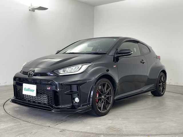 トヨタ ＧＲヤリス RZ ハイパフォーマンス 兵庫県 2021(令3)年 4.3万km プレシャスブラックパール ・トヨタセーフティセンス/・プリクラッシュセーフティー/・レーントレーシングアシスト/・レーダークルーズコントロール/・オートマチックハイビーム/・ロードサインアシスト/・先行車発進告知/・セカンダリーコリジョンブレーキ/・ブラインドスポットモニター/・ヘッドアップディスプレイ/・コンフォートパッケージ/・JBLサウンド＋アクティブノイズコントロール/・前席シートヒーター/・ステアリングヒーター/・純正8型ナビ＆TV＆BT＆USB＆Miracast/・バックカメラ/・純正前ドライブレコーダー/・スマートキー/・スペアキー/・プッシュスタート/・LEDライト/・LEDフォグ/・オートライト/・GR専用カラードキャリパー/・GR専用18インチアルミホイール/・GR専用ハーフレザーシート/・本革巻き3本スポークステアリング/・ステアリングスイッチ/・ビルトインETC2.0/・純正フロアマット/・ドアバイザー