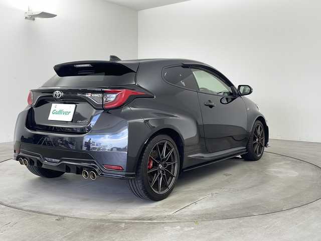 トヨタ ＧＲヤリス RZ ハイパフォーマンス 兵庫県 2021(令3)年 4.3万km プレシャスブラックパール ・トヨタセーフティセンス/・プリクラッシュセーフティー/・レーントレーシングアシスト/・レーダークルーズコントロール/・オートマチックハイビーム/・ロードサインアシスト/・先行車発進告知/・セカンダリーコリジョンブレーキ/・ブラインドスポットモニター/・ヘッドアップディスプレイ/・コンフォートパッケージ/・JBLサウンド＋アクティブノイズコントロール/・前席シートヒーター/・ステアリングヒーター/・純正8型ナビ＆TV＆BT＆USB＆Miracast/・バックカメラ/・純正前ドライブレコーダー/・スマートキー/・スペアキー/・プッシュスタート/・LEDライト/・LEDフォグ/・オートライト/・GR専用カラードキャリパー/・GR専用18インチアルミホイール/・GR専用ハーフレザーシート/・本革巻き3本スポークステアリング/・ステアリングスイッチ/・ビルトインETC2.0/・純正フロアマット/・ドアバイザー