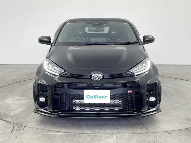 トヨタ ＧＲヤリス RZ ハイパフォーマンス 兵庫県 2021(令3)年 4.3万km プレシャスブラックパール ・トヨタセーフティセンス/・プリクラッシュセーフティー/・レーントレーシングアシスト/・レーダークルーズコントロール/・オートマチックハイビーム/・ロードサインアシスト/・先行車発進告知/・セカンダリーコリジョンブレーキ/・ブラインドスポットモニター/・ヘッドアップディスプレイ/・コンフォートパッケージ/・JBLサウンド＋アクティブノイズコントロール/・前席シートヒーター/・ステアリングヒーター/・純正8型ナビ＆TV＆BT＆USB＆Miracast/・バックカメラ/・純正前ドライブレコーダー/・スマートキー/・スペアキー/・プッシュスタート/・LEDライト/・LEDフォグ/・オートライト/・GR専用カラードキャリパー/・GR専用18インチアルミホイール/・GR専用ハーフレザーシート/・本革巻き3本スポークステアリング/・ステアリングスイッチ/・ビルトインETC2.0/・純正フロアマット/・ドアバイザー