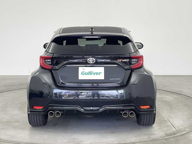 トヨタ ＧＲヤリス RZ ハイパフォーマンス 兵庫県 2021(令3)年 4.3万km プレシャスブラックパール ・トヨタセーフティセンス/・プリクラッシュセーフティー/・レーントレーシングアシスト/・レーダークルーズコントロール/・オートマチックハイビーム/・ロードサインアシスト/・先行車発進告知/・セカンダリーコリジョンブレーキ/・ブラインドスポットモニター/・ヘッドアップディスプレイ/・コンフォートパッケージ/・JBLサウンド＋アクティブノイズコントロール/・前席シートヒーター/・ステアリングヒーター/・純正8型ナビ＆TV＆BT＆USB＆Miracast/・バックカメラ/・純正前ドライブレコーダー/・スマートキー/・スペアキー/・プッシュスタート/・LEDライト/・LEDフォグ/・オートライト/・GR専用カラードキャリパー/・GR専用18インチアルミホイール/・GR専用ハーフレザーシート/・本革巻き3本スポークステアリング/・ステアリングスイッチ/・ビルトインETC2.0/・純正フロアマット/・ドアバイザー