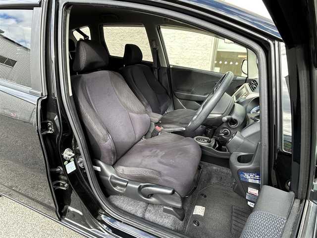 ホンダ フィット ハイブリット ナビ プレミアムセレクション 大阪府 2010(平22)年 7.2万km クリスタルブラックパール 純正ＨＤＤナビ/（ＣＤ／ＤＶＤ）/バックカメラ/純正フロアマット/純正１５インチアルミキャップ/ＥＴＣ/保証書/取扱説明書/記録簿/スペアキー