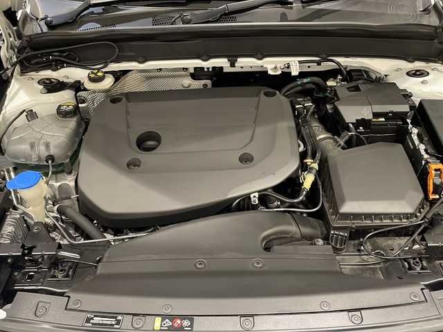 ボルボ ボルボ ＸＣ４０ B4 AWD Rデザイン 新潟県 2020(令2)年 4.4万km クリスタルホワイトP/ブラック パノラマサンルーフ/ハーマンカードンサウンドシステム/純正HDDナビ/・フルセグ/ラジオ/BT/全方位カメラ/ハンズフリー・オープニング/クロージング機構/オートクルーズコントロール/Rデザイン専用ハーフレザーシート/Rデザイン専用ルーフレール/前後クリアランスソナー/パワーシート（D/N）/・D席メモリー付/シートヒーター/ハンドルヒーター/パイロットアシスト/レーン・キーピング・エイド/レーン・チェンジ・マージ・エイド/ブラインドスポットモニター/アクティブ・ベンディング・ライト/レーンキープアシスト/ワイヤレス充電/純正19インチアルミホイール/純正フロアマット