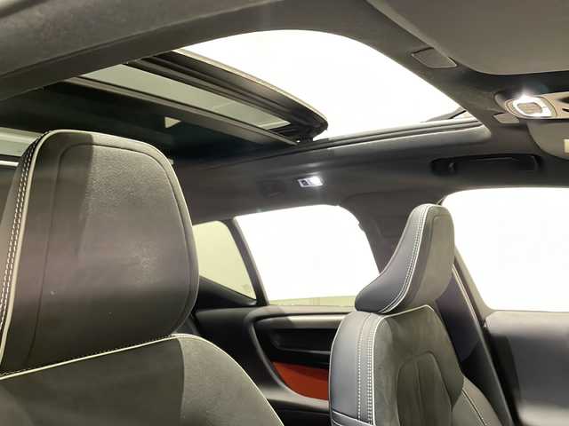 ボルボ ボルボ ＸＣ４０ B4 AWD Rデザイン 新潟県 2020(令2)年 4.4万km クリスタルホワイトP/ブラック パノラマサンルーフ/ハーマンカードンサウンドシステム/純正HDDナビ/・フルセグ/ラジオ/BT/全方位カメラ/ハンズフリー・オープニング/クロージング機構/オートクルーズコントロール/Rデザイン専用ハーフレザーシート/Rデザイン専用ルーフレール/前後クリアランスソナー/パワーシート（D/N）/・D席メモリー付/シートヒーター/ハンドルヒーター/パイロットアシスト/レーン・キーピング・エイド/レーン・チェンジ・マージ・エイド/ブラインドスポットモニター/アクティブ・ベンディング・ライト/レーンキープアシスト/ワイヤレス充電/純正19インチアルミホイール/純正フロアマット